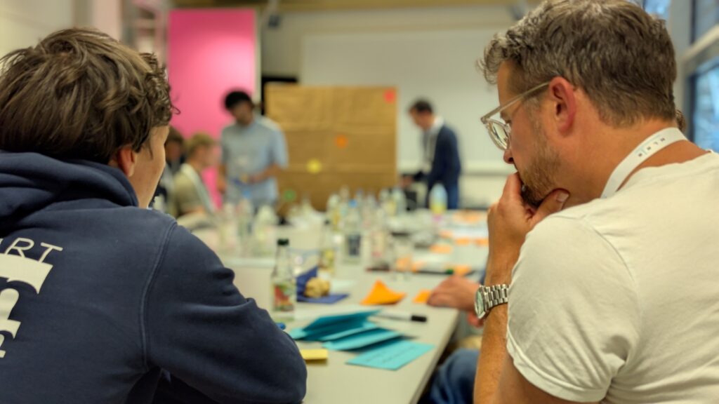 Teilnehmende des Workshops disktuieren in Teilgruppen Herausforderungen der Wärmewende am Campus, bevor dies im Plenum zusammengetragen wird